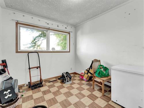 652 Industrial Avenue Se, Medicine Hat, AB - Indoor Photo Showing Other Room