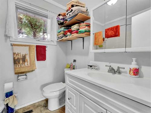 652 Industrial Avenue Se, Medicine Hat, AB - Indoor Photo Showing Bathroom