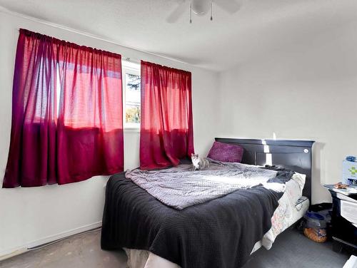 652 Industrial Avenue Se, Medicine Hat, AB - Indoor Photo Showing Bedroom