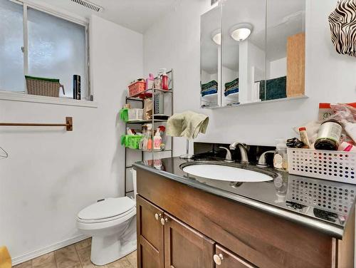 652 Industrial Avenue Se, Medicine Hat, AB - Indoor Photo Showing Bathroom