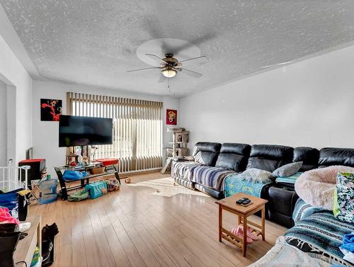 652 Industrial Avenue Se, Medicine Hat, AB - Indoor Photo Showing Living Room