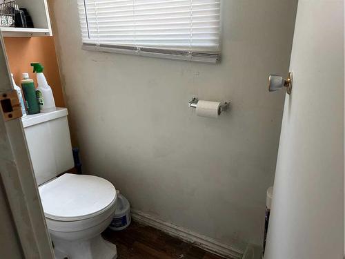 833A 3 Street Se, Medicine Hat, AB - Indoor Photo Showing Bathroom