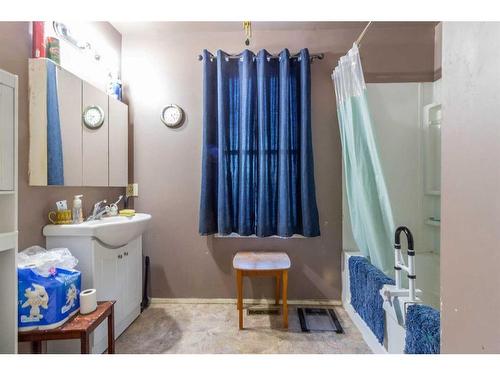 833A 3 Street Se, Medicine Hat, AB - Indoor Photo Showing Bathroom