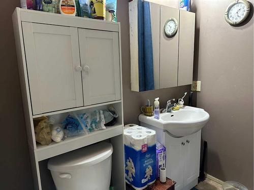 833A 3 Street Se, Medicine Hat, AB - Indoor Photo Showing Bathroom