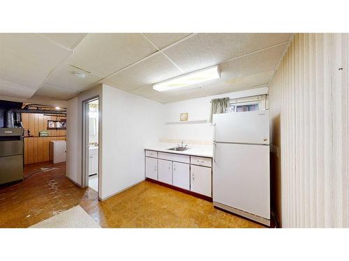 144 Seven Persons Crescent Sw, Medicine Hat, AB - Indoor Photo Showing Kitchen