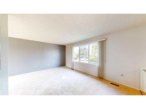 144 Seven Persons Crescent Sw, Medicine Hat, AB - Indoor Photo Showing Other Room