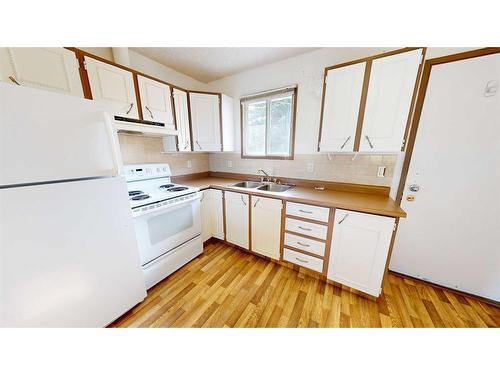 144 Seven Persons Crescent Sw, Medicine Hat, AB - Indoor Photo Showing Kitchen With Double Sink