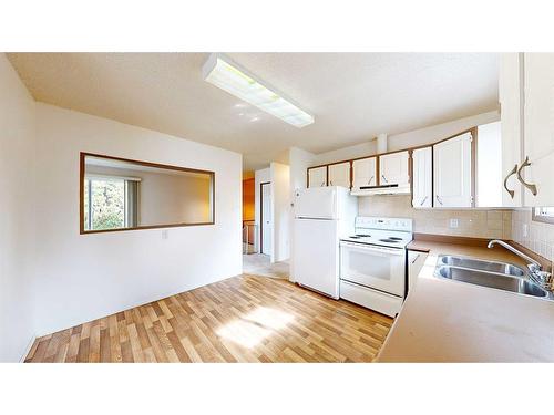 144 Seven Persons Crescent Sw, Medicine Hat, AB - Indoor Photo Showing Kitchen With Double Sink