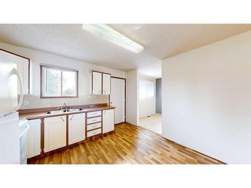 144 Seven Persons Crescent Sw, Medicine Hat, AB - Indoor Photo Showing Kitchen With Double Sink