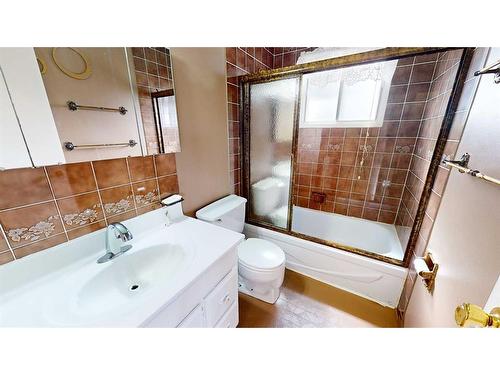 144 Seven Persons Crescent Sw, Medicine Hat, AB - Indoor Photo Showing Bathroom