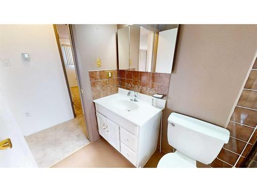 144 Seven Persons Crescent Sw, Medicine Hat, AB - Indoor Photo Showing Bathroom