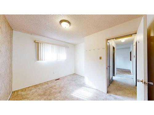 144 Seven Persons Crescent Sw, Medicine Hat, AB - Indoor Photo Showing Other Room