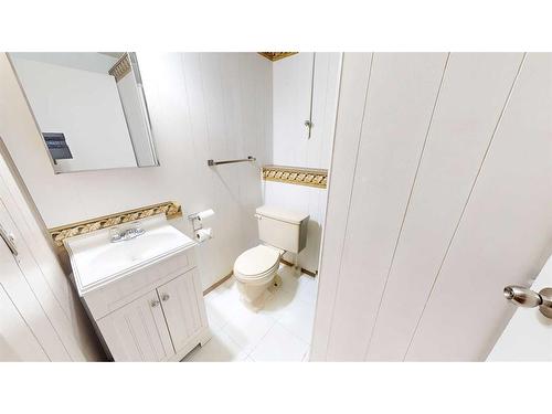 144 Seven Persons Crescent Sw, Medicine Hat, AB - Indoor Photo Showing Bathroom