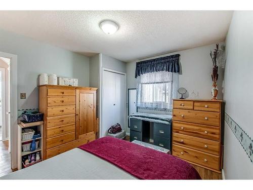 106 2 Street Se, Redcliff, AB - Indoor Photo Showing Bedroom