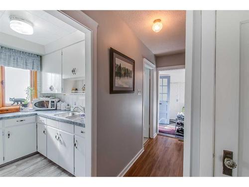 106 2 Street Se, Redcliff, AB - Indoor Photo Showing Kitchen