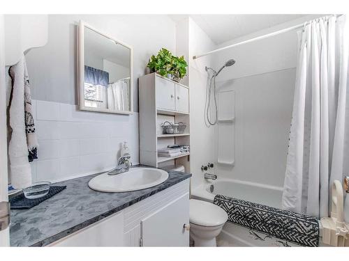 106 2 Street Se, Redcliff, AB - Indoor Photo Showing Bathroom