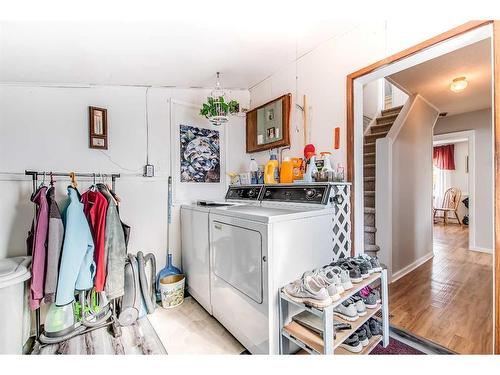 106 2 Street Se, Redcliff, AB - Indoor Photo Showing Laundry Room