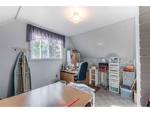 106 2 Street Se, Redcliff, AB - Indoor Photo Showing Other Room