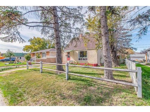 106 2 Street Se, Redcliff, AB - Outdoor