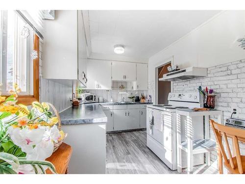 106 2 Street Se, Redcliff, AB - Indoor Photo Showing Kitchen