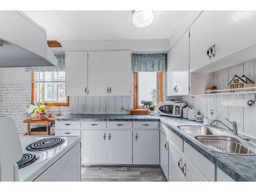 106 2 Street Se, Redcliff, AB - Indoor Photo Showing Kitchen With Double Sink