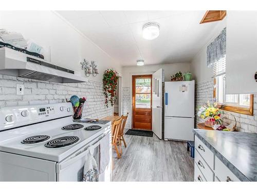 106 2 Street Se, Redcliff, AB - Indoor Photo Showing Kitchen