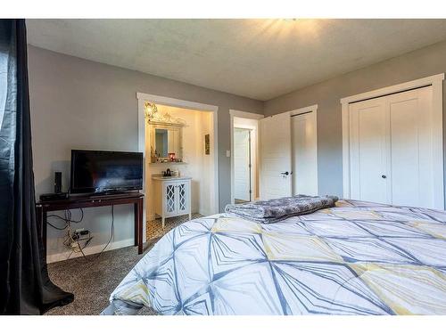 143 1A Avenue Ne, Medicine Hat, AB - Indoor Photo Showing Bedroom