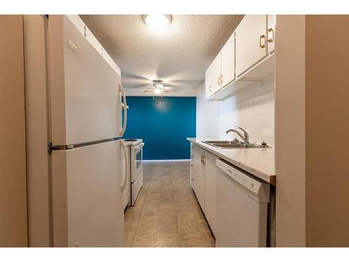 105-130A 2 Street Ne, Medicine Hat, AB - Indoor Photo Showing Kitchen With Double Sink