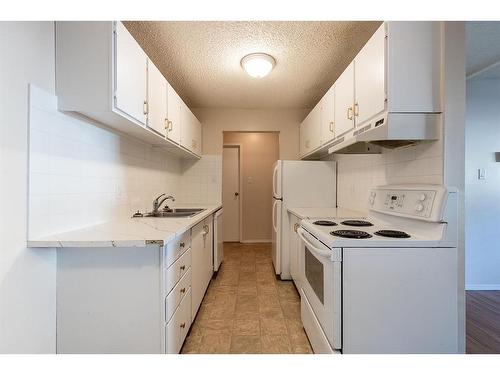 105-130A 2 Street Ne, Medicine Hat, AB - Indoor Photo Showing Kitchen With Double Sink