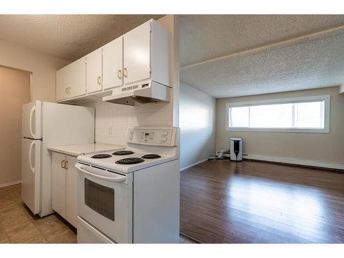 105-130A 2 Street Ne, Medicine Hat, AB - Indoor Photo Showing Kitchen