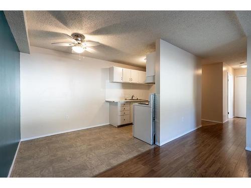 105-130A 2 Street Ne, Medicine Hat, AB - Indoor Photo Showing Kitchen