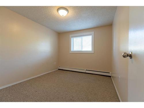 105-130A 2 Street Ne, Medicine Hat, AB - Indoor Photo Showing Other Room