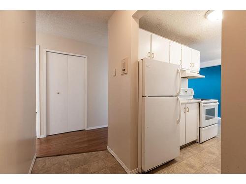 105-130A 2 Street Ne, Medicine Hat, AB - Indoor Photo Showing Laundry Room