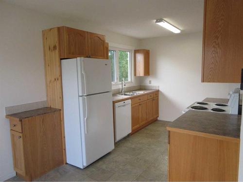 47 Clark Crescent Se, Medicine Hat, AB - Indoor Photo Showing Kitchen With Double Sink