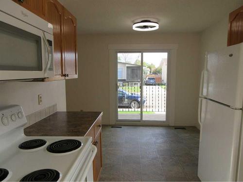 47 Clark Crescent Se, Medicine Hat, AB - Indoor Photo Showing Kitchen