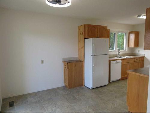 47 Clark Crescent Se, Medicine Hat, AB - Indoor Photo Showing Kitchen With Double Sink