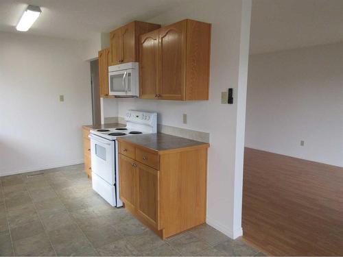 47 Clark Crescent Se, Medicine Hat, AB - Indoor Photo Showing Kitchen