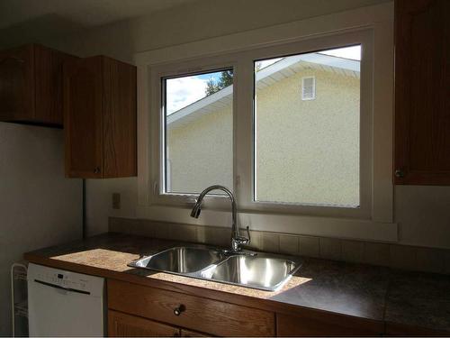 47 Clark Crescent Se, Medicine Hat, AB - Indoor Photo Showing Kitchen With Double Sink