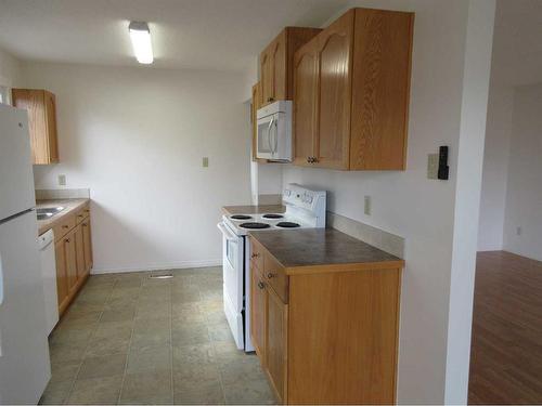 47 Clark Crescent Se, Medicine Hat, AB - Indoor Photo Showing Kitchen