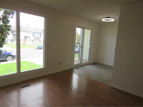 47 Clark Crescent Se, Medicine Hat, AB - Indoor Photo Showing Other Room