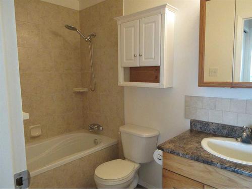 47 Clark Crescent Se, Medicine Hat, AB - Indoor Photo Showing Bathroom