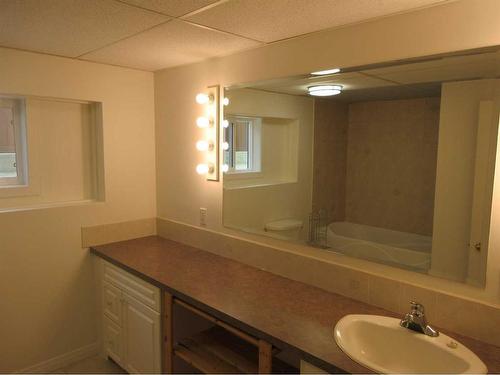 47 Clark Crescent Se, Medicine Hat, AB - Indoor Photo Showing Bathroom