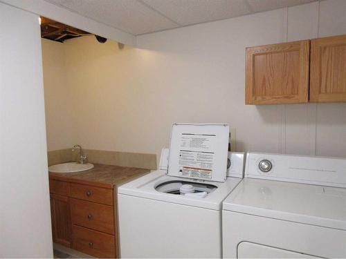 47 Clark Crescent Se, Medicine Hat, AB - Indoor Photo Showing Laundry Room