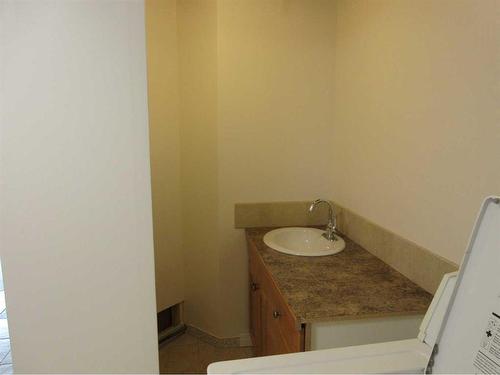 47 Clark Crescent Se, Medicine Hat, AB - Indoor Photo Showing Bathroom