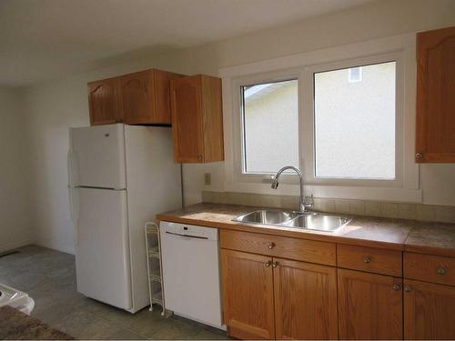 47 Clark Crescent Se, Medicine Hat, AB - Indoor Photo Showing Kitchen With Double Sink