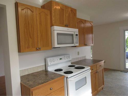 47 Clark Crescent Se, Medicine Hat, AB - Indoor Photo Showing Kitchen