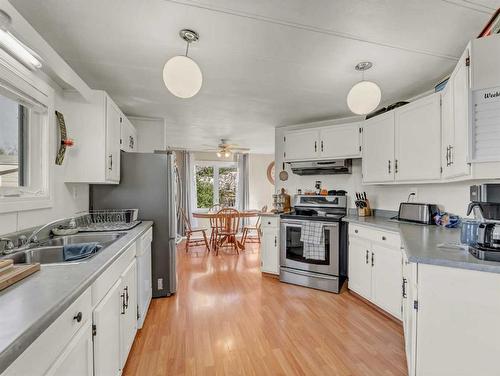 421 4 Street, Suffield, AB - Indoor Photo Showing Kitchen With Double Sink