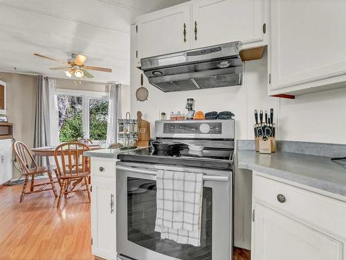 421 4 Street, Suffield, AB - Indoor Photo Showing Kitchen