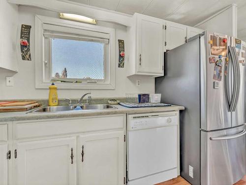 421 4 Street, Suffield, AB - Indoor Photo Showing Kitchen With Double Sink