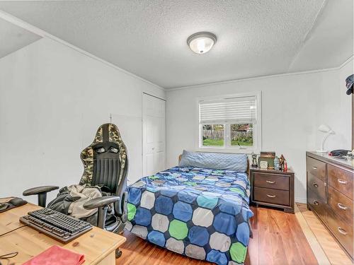 421 4 Street, Suffield, AB - Indoor Photo Showing Bedroom